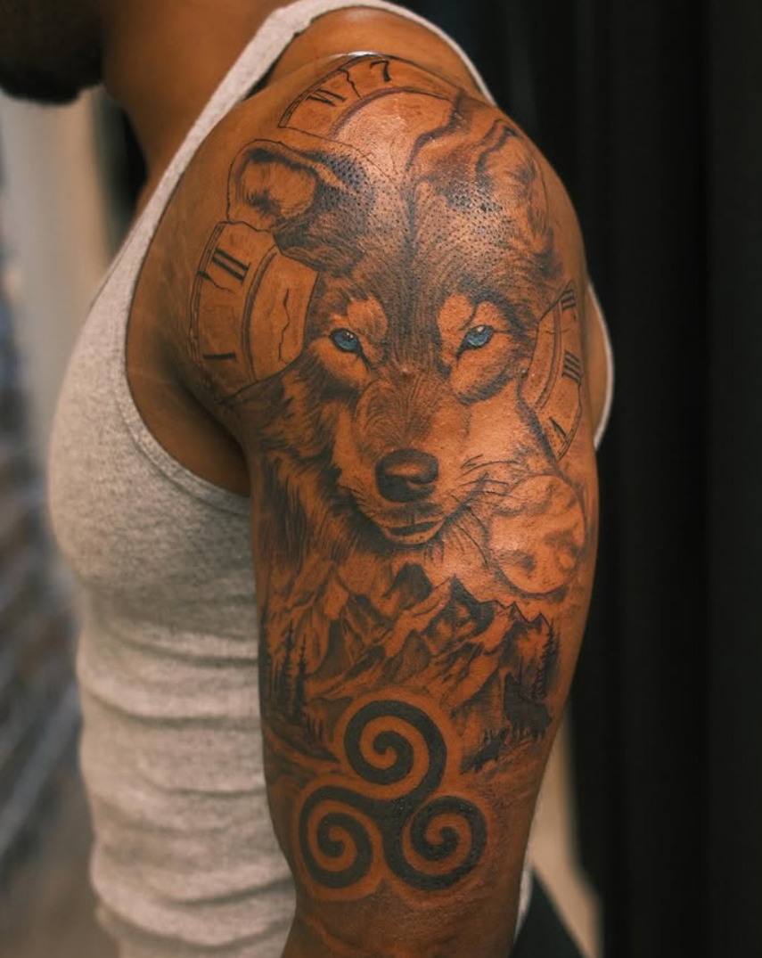 Wolf clock shoulder